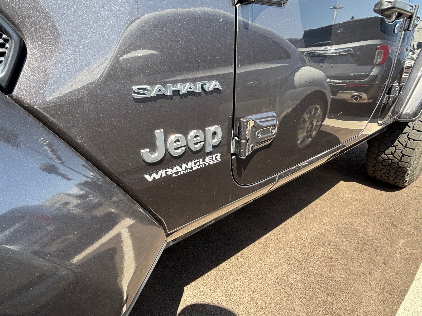 Used 2018 Jeep Wrangler Unlimited Sahara AWD/4WD image 9