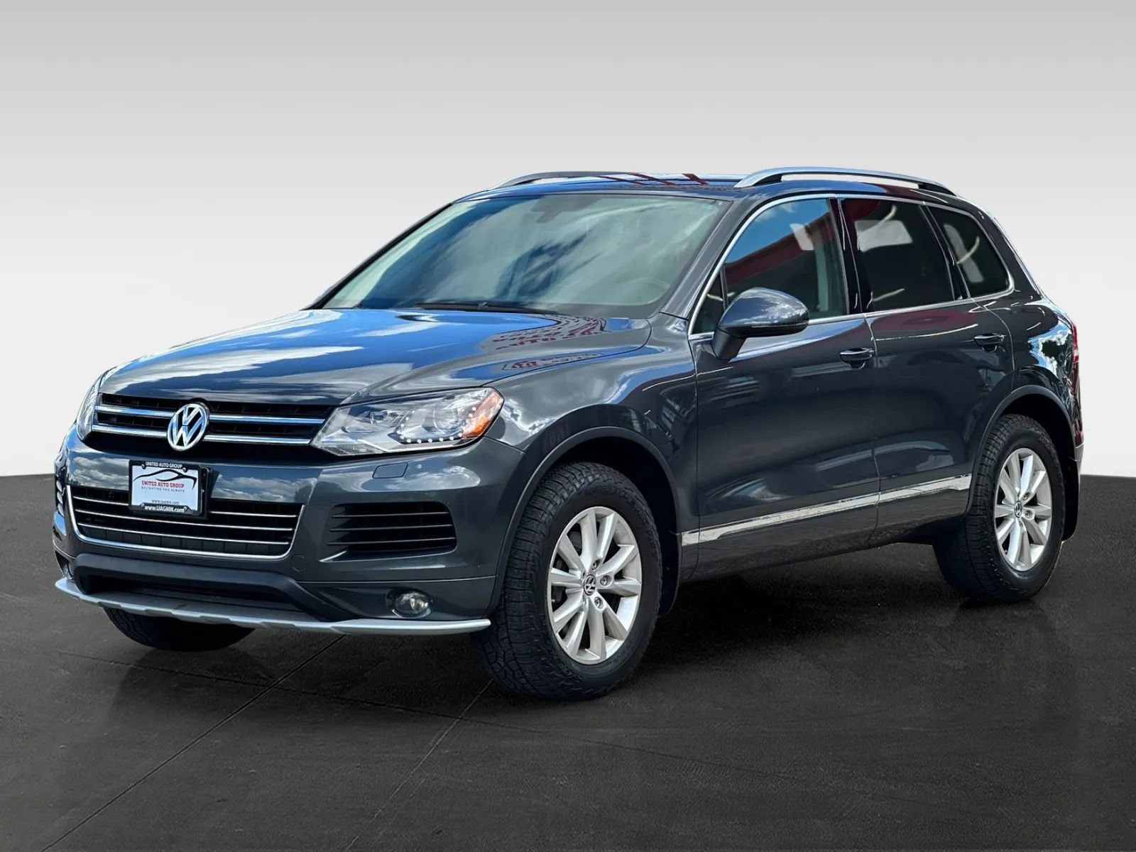 Used 2014 Volkswagen Touareg Sport AWD/4WD image 3