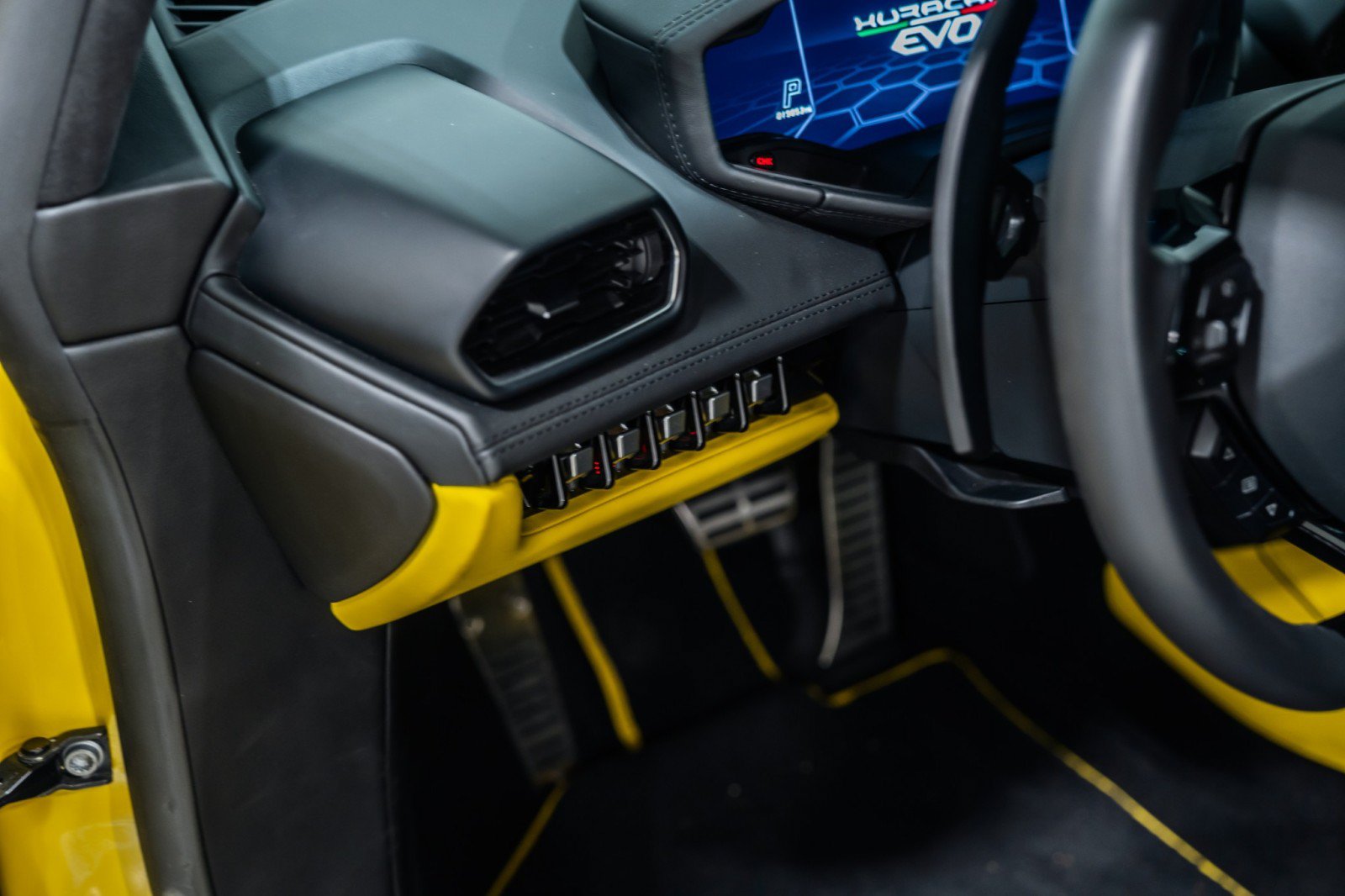 Used 2021 Lamborghini Huracan EVO RWD image 16