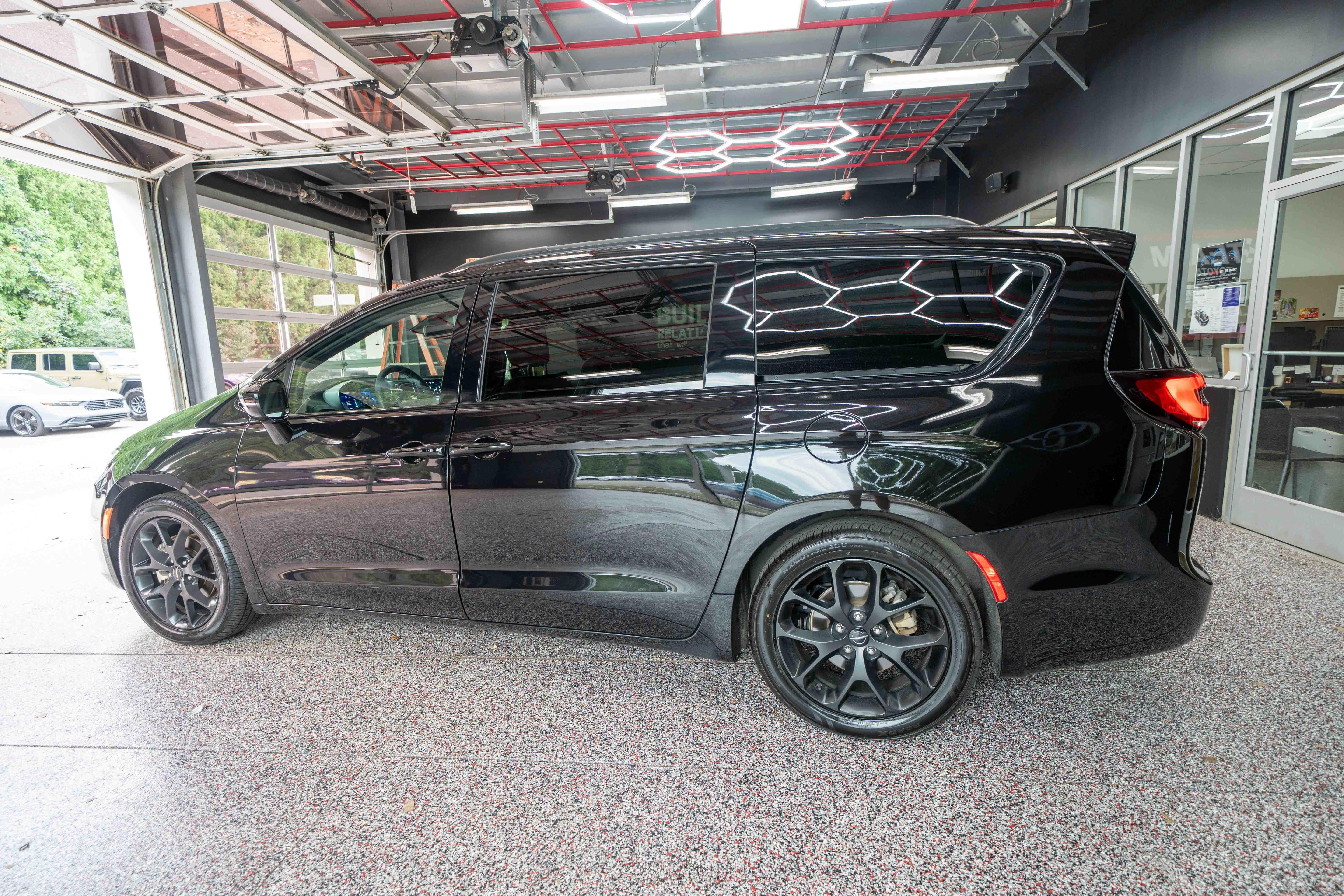 Used 2025 Chrysler Pacifica Limited FWD image 2