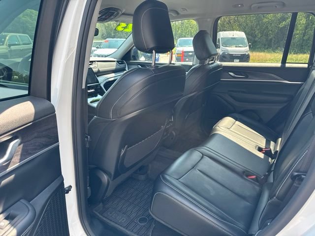 Used 2023 Jeep Grand Cherokee Limited w/ Black Appearance Package AWD/4WD image 23