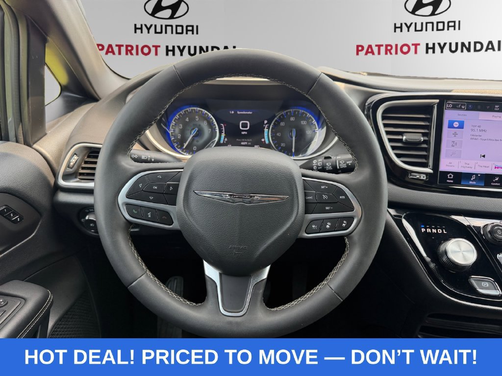 Used 2025 Chrysler Pacifica Select FWD image 12