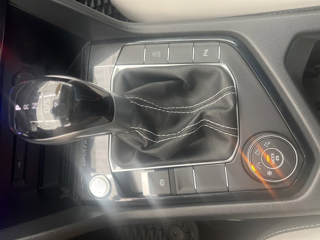 Certified 2025 Volkswagen Taos SE image 27