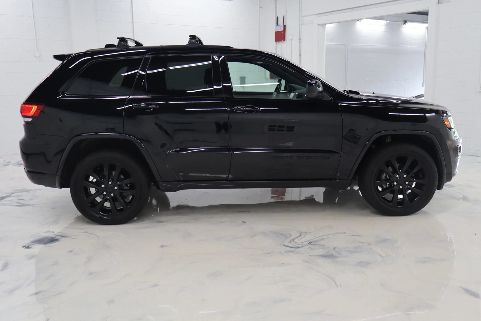 Used 2019 Jeep Grand Cherokee Altitude AWD/4WD image 10