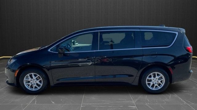 Used 2022 Chrysler Voyager LX FWD image 12