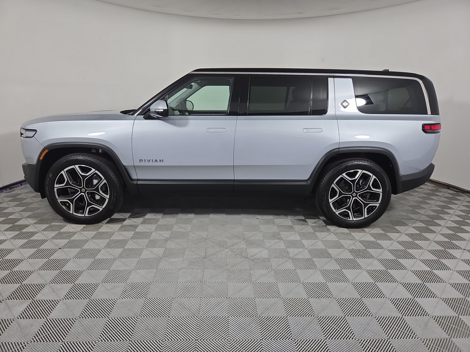 Used 2025 Rivian R1S Adventure AWD/4WD image 2
