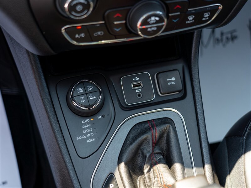 Used 2019 Jeep Cherokee Trailhawk AWD/4WD image 38