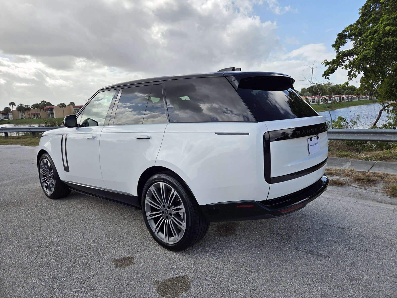 New 2025 Land Rover Range Rover SE video 2
