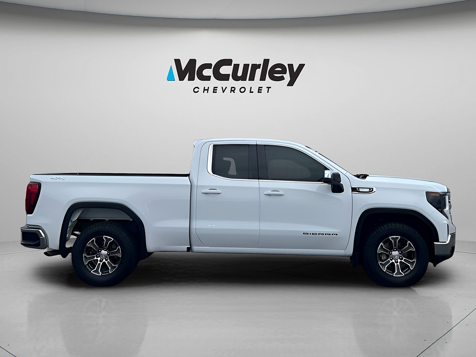 Used 2023 GMC Sierra 1500 SLE AWD/4WD image 2