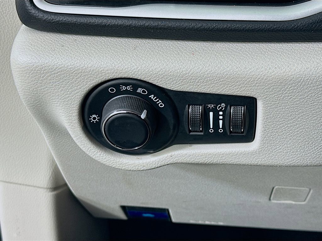 Used 2024 Chrysler Voyager LX FWD image 22