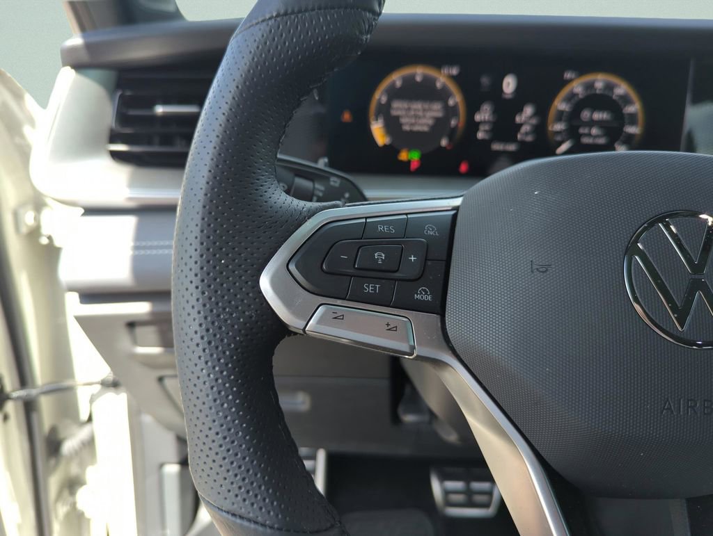 Certified 2025 Volkswagen Tiguan SE R-Line image 39