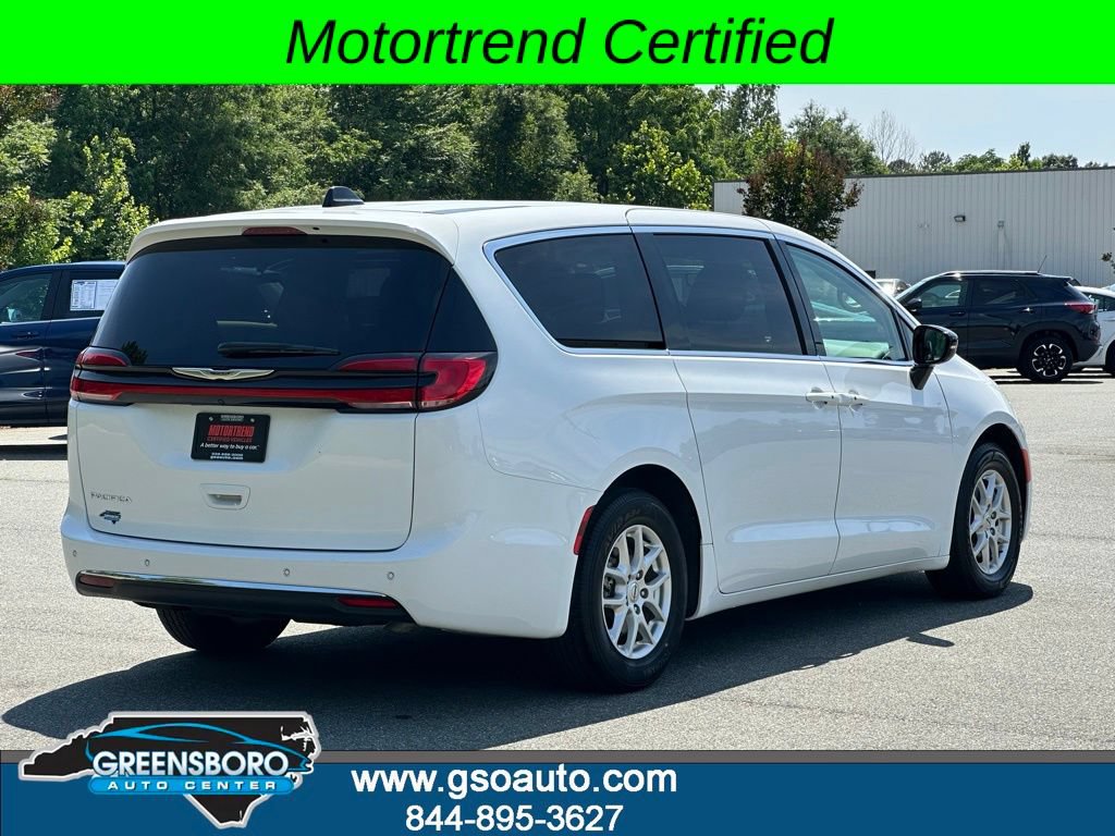 Used 2024 Chrysler Pacifica Touring-L FWD image 7