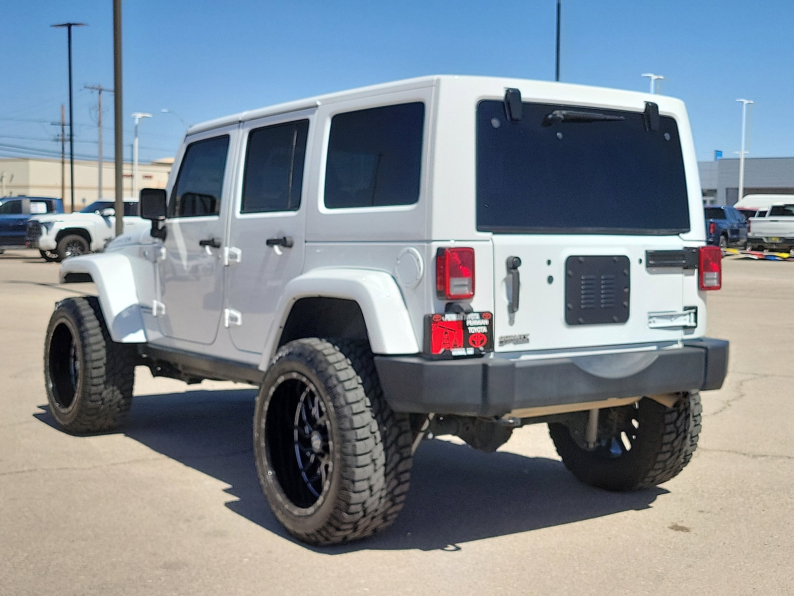 Used 2017 Jeep Wrangler Unlimited Rubicon w/ Connectivity Group AWD/4WD image 3