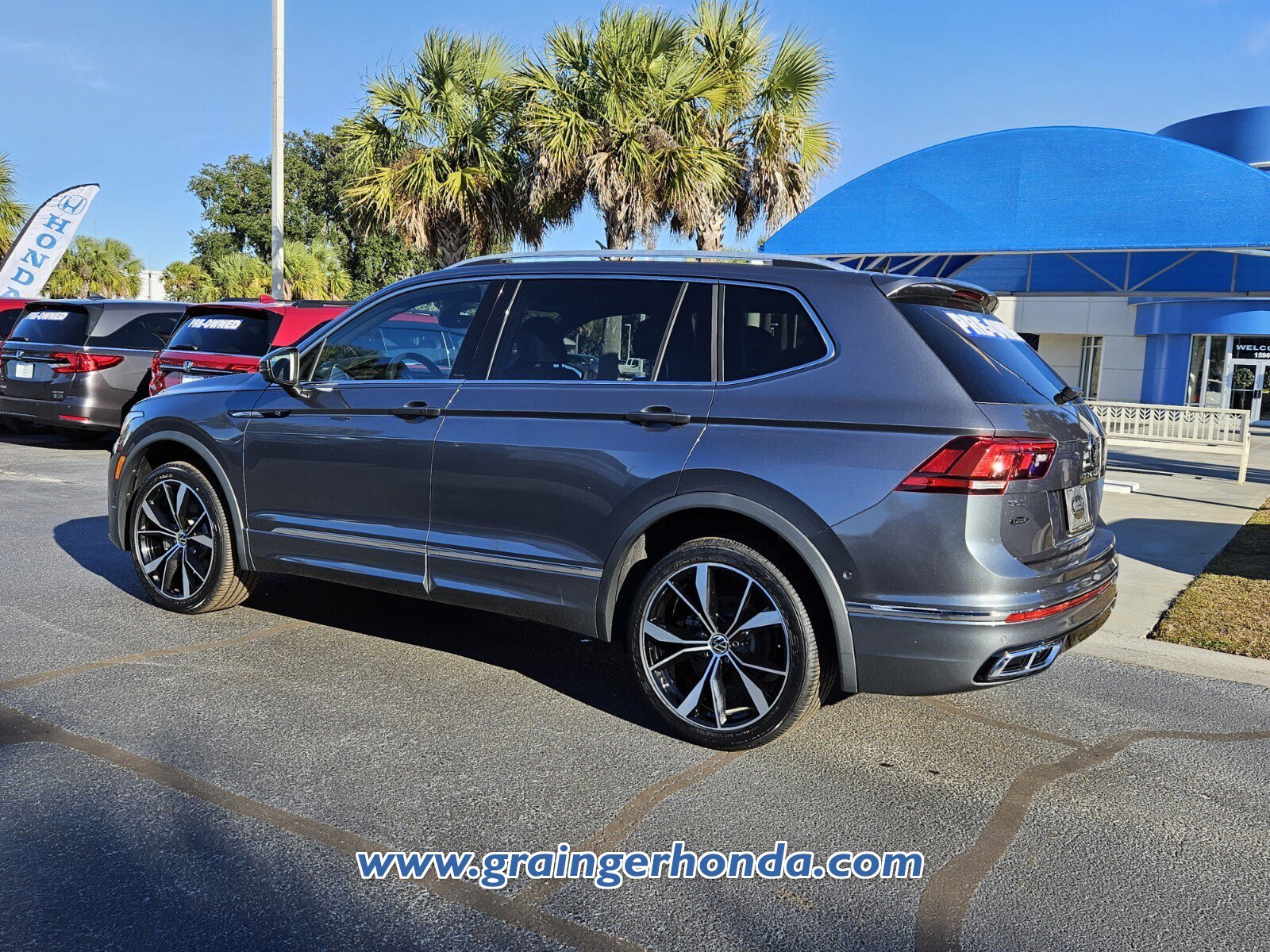 Used 2022 Volkswagen Tiguan SEL R-Line image 3