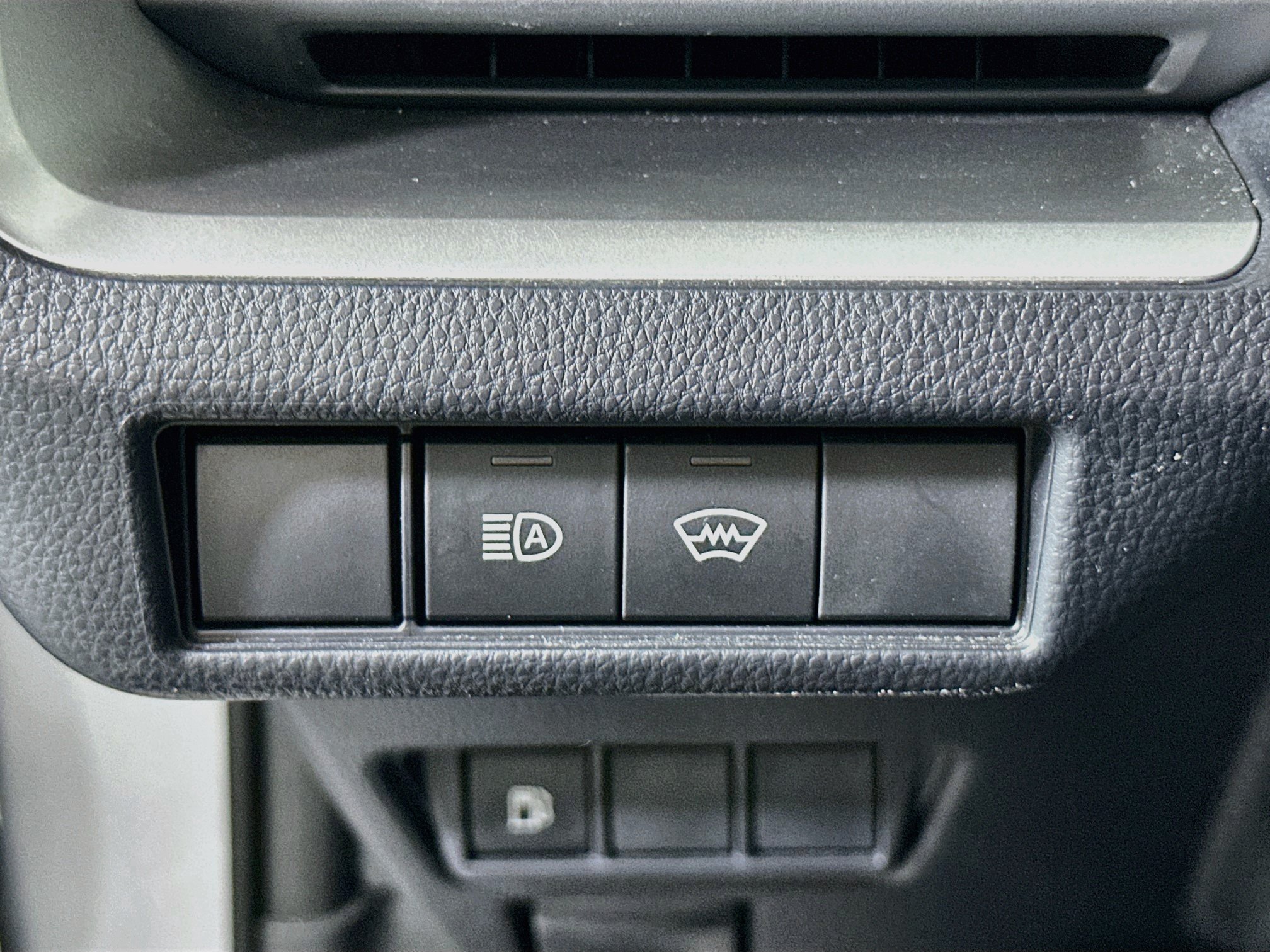 Used 2025 Toyota Prius LE FWD image 16