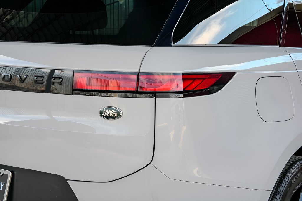 Used 2023 Land Rover Range Rover Sport SE AWD/4WD image 12