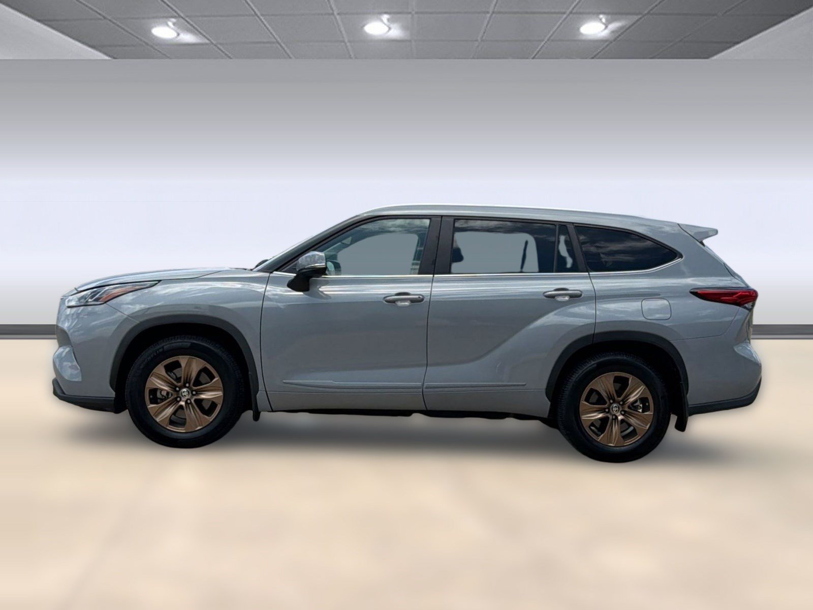 Used 2023 Toyota Highlander Bronze Edition FWD image 2
