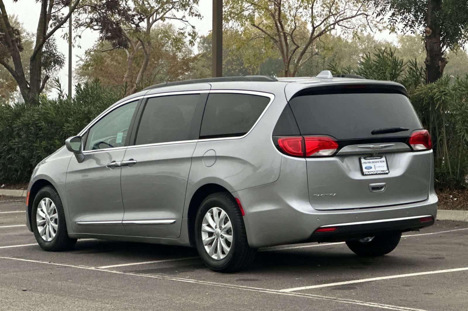 Used 2017 Chrysler Pacifica Touring-L image 6