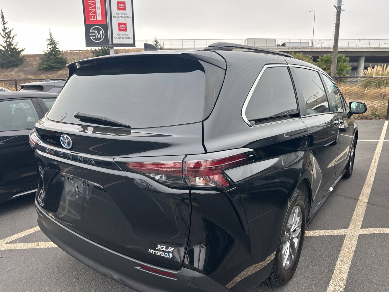 Used 2023 Toyota Sienna XLE FWD image 4