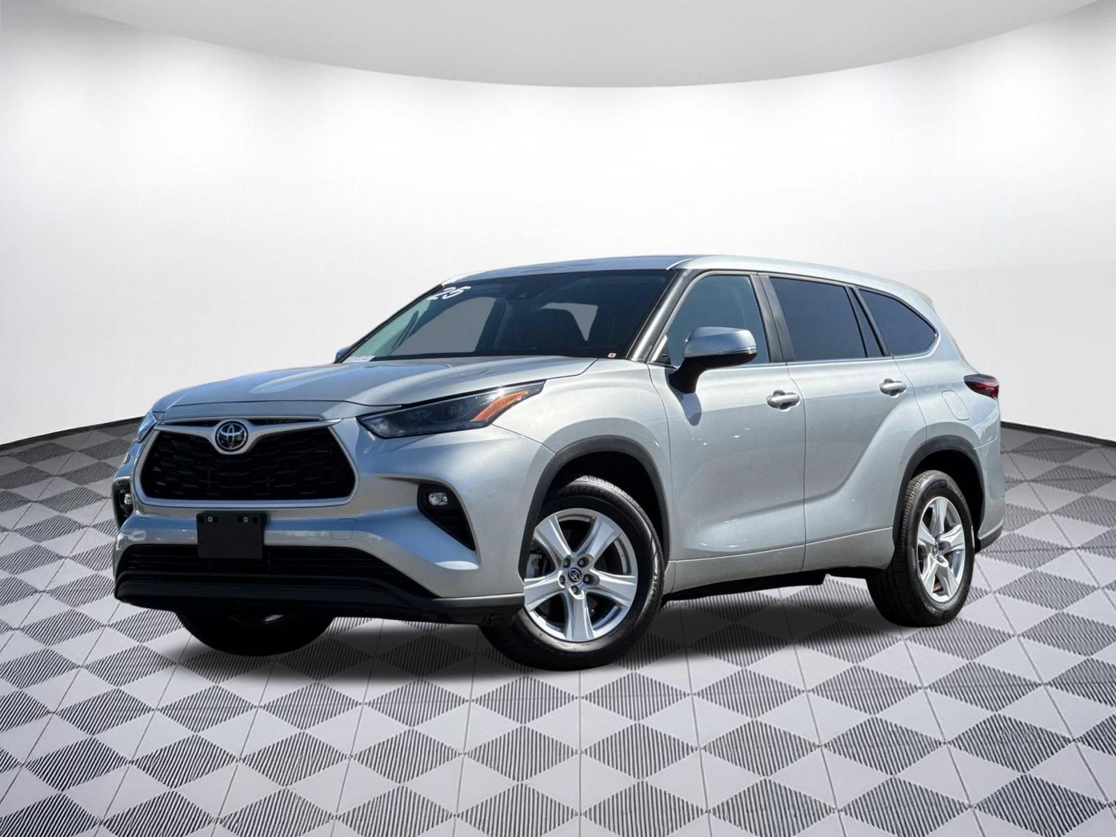 Used 2025 Toyota Highlander LE FWD image 29