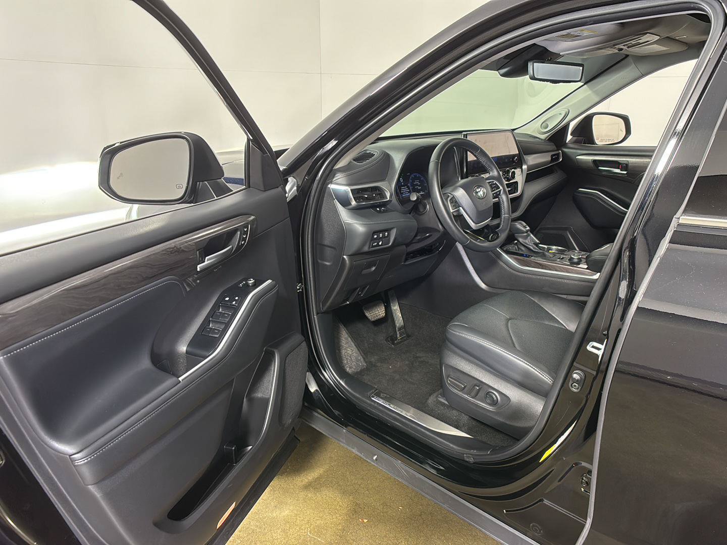Used 2025 Toyota Highlander Platinum AWD/4WD image 2