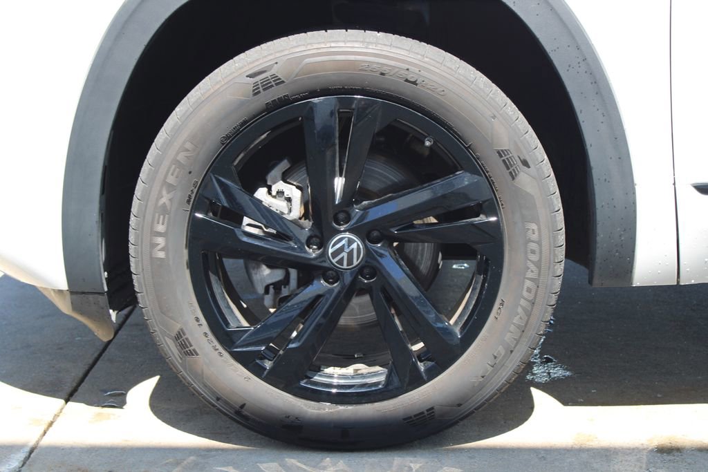 Certified 2025 Volkswagen Atlas Cross Sport SEL R-Line AWD/4WD image 32
