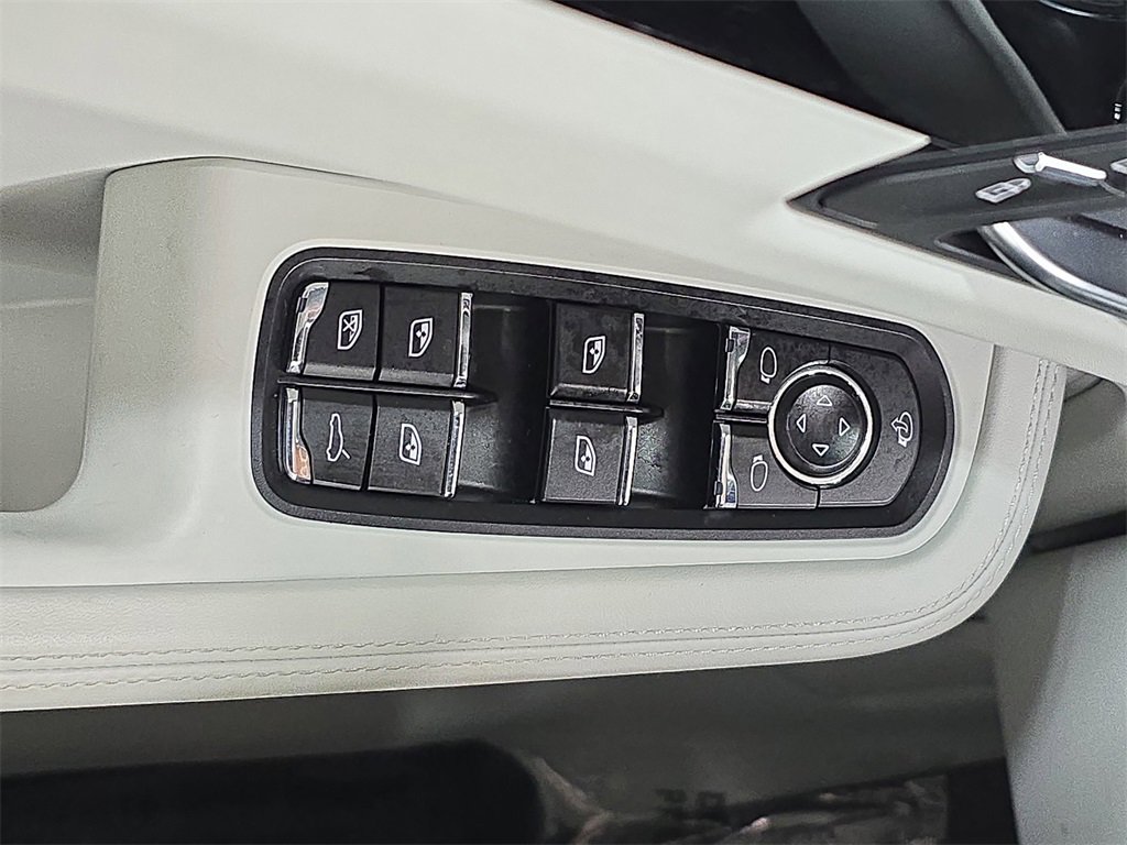 Used 2025 Porsche Macan image 21