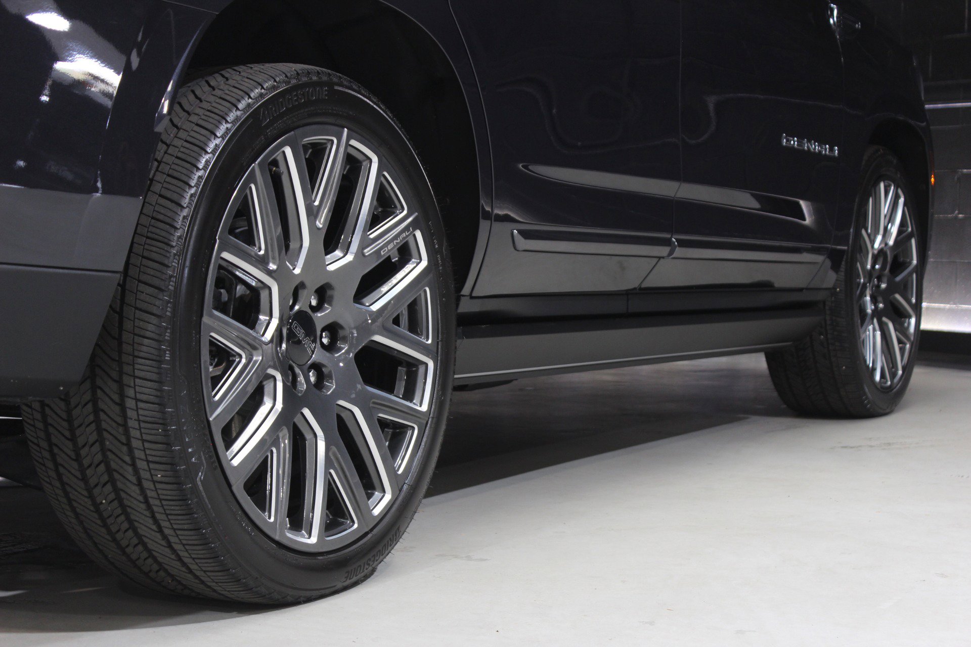 Used 2025 GMC Yukon Denali Ultimate w/ LPO, Floor Liner Package AWD/4WD image 21