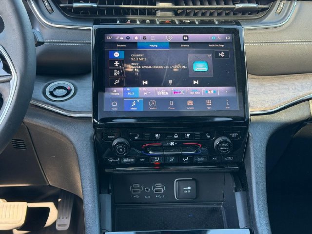 Used 2024 Jeep Grand Cherokee L Overland w/ Luxury Tech Group IV AWD/4WD image 21