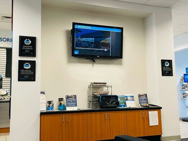 Used 2018 Chrysler Pacifica Limited w/ Tire & Wheel Group FWD image 13