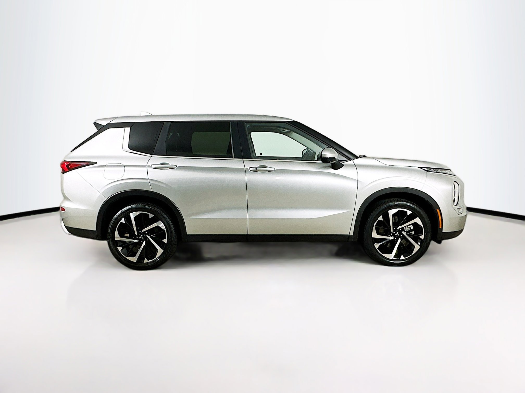 Used 2024 Mitsubishi Outlander SE image 10