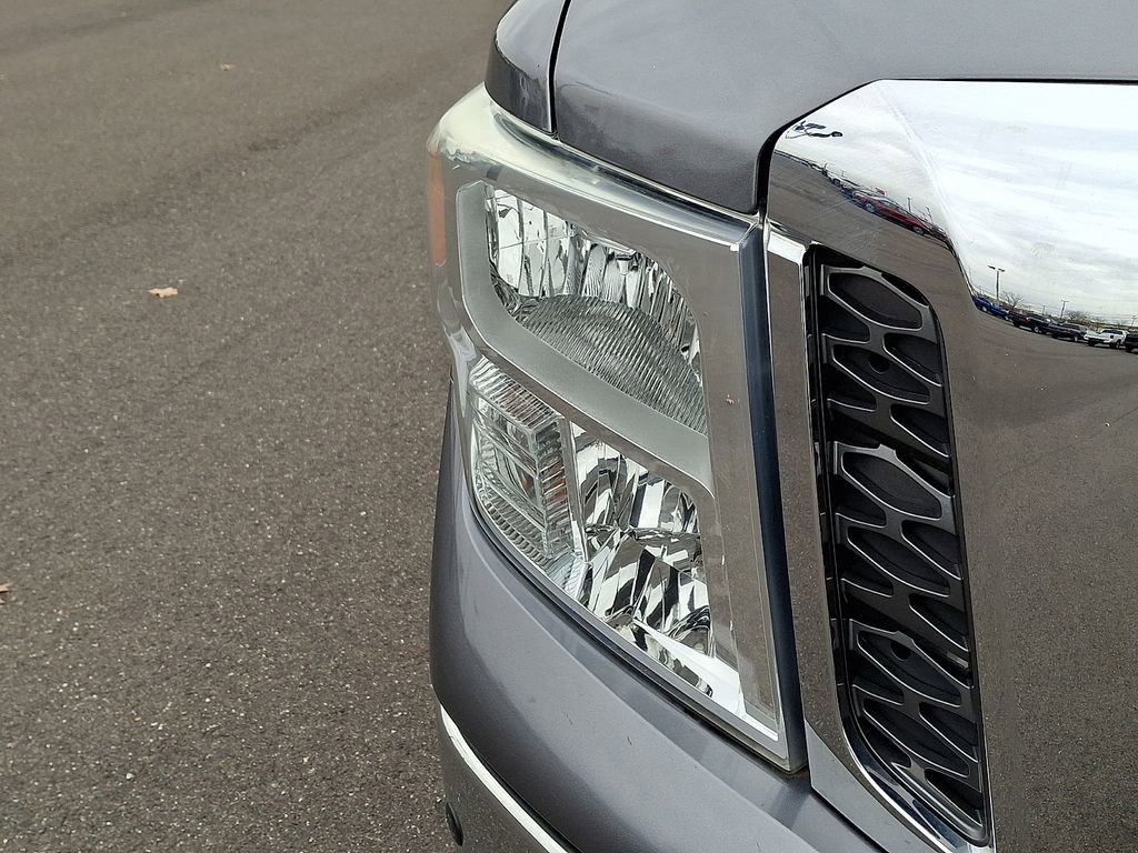 Used 2017 Nissan Titan SV image 9