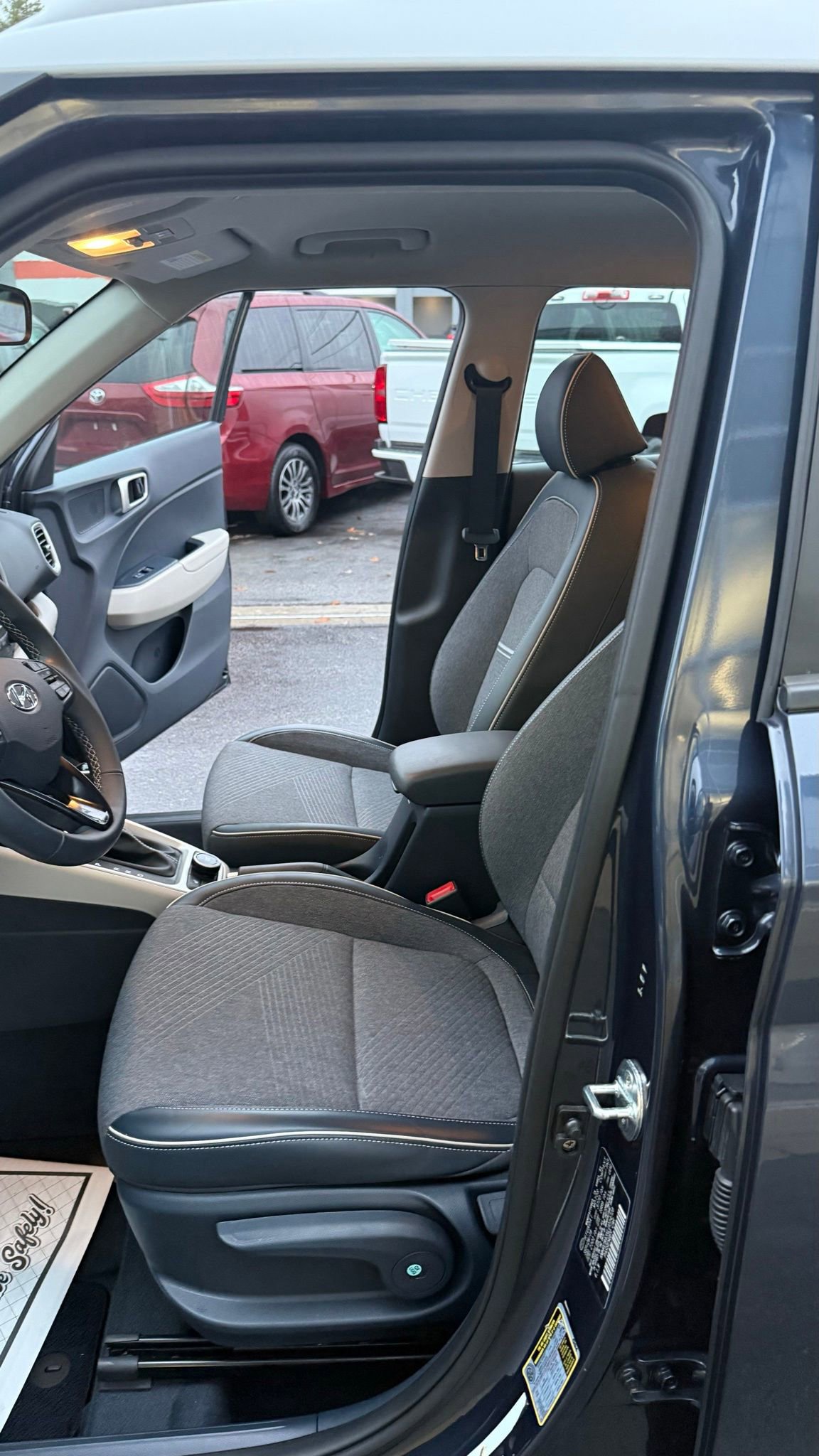 Used 2020 Hyundai Venue image 33