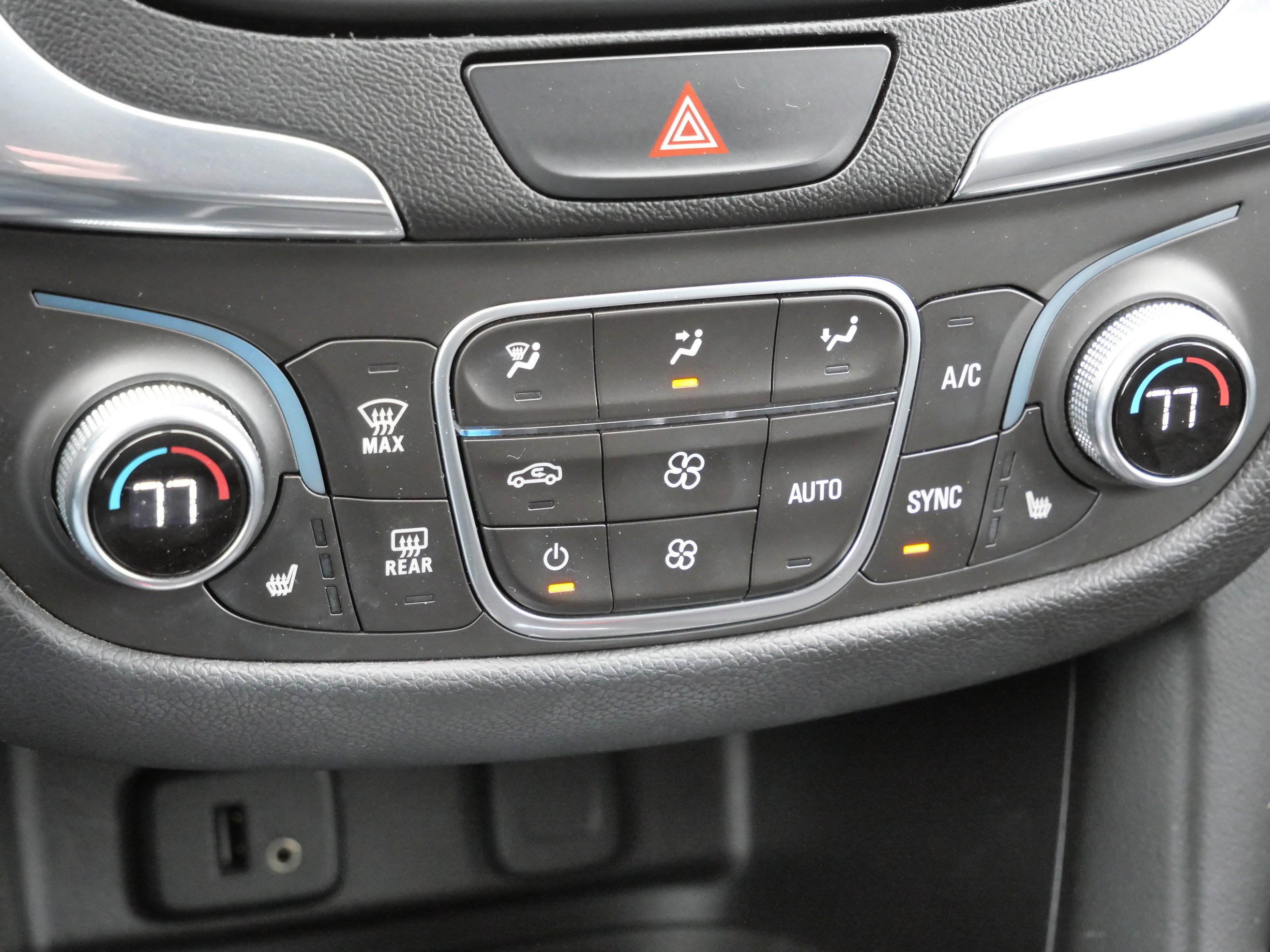Used 2018 Chevrolet Equinox LT AWD/4WD image 22