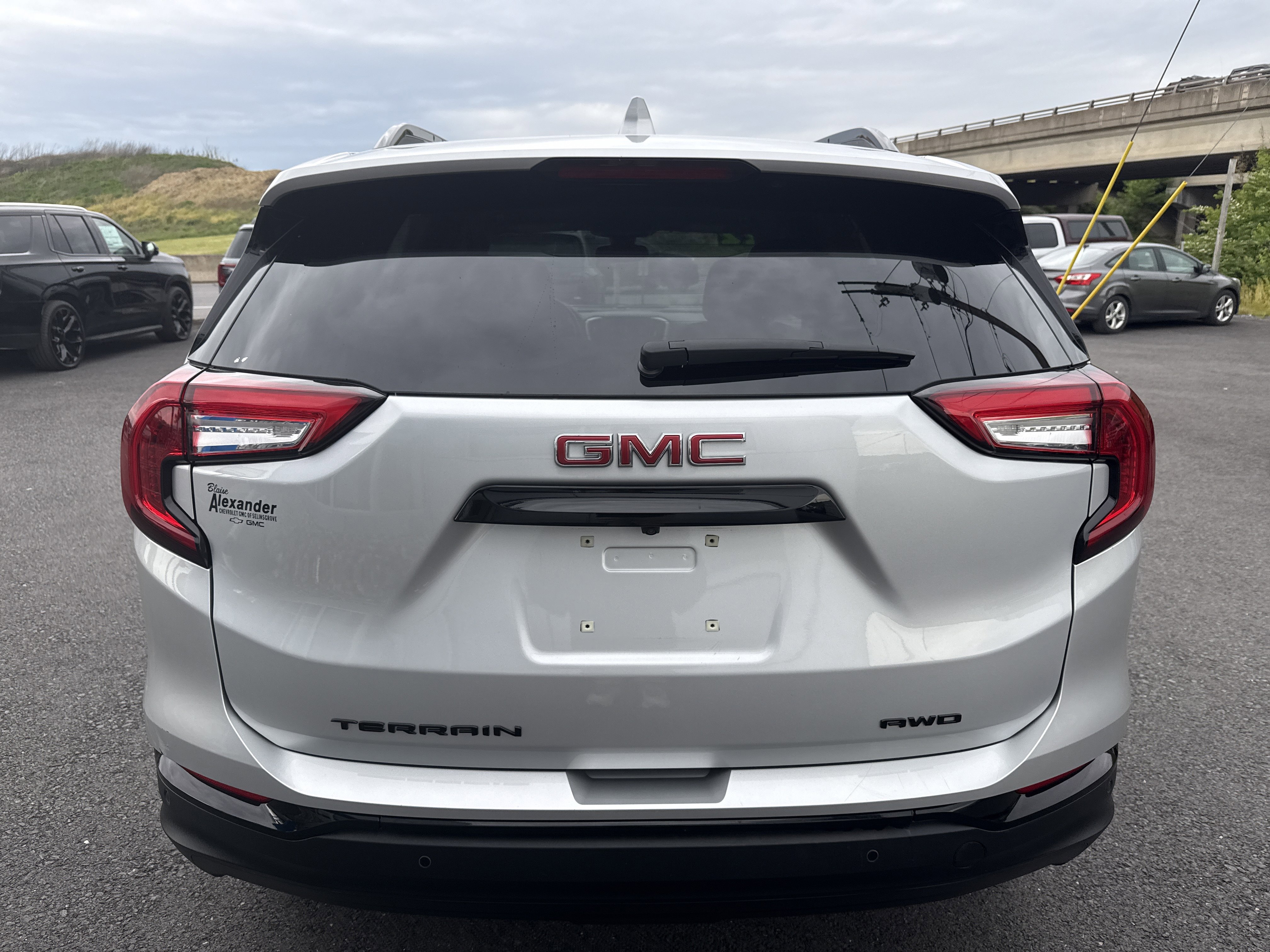 Used 2022 GMC Terrain SLE w/ Driver Convenience Package AWD/4WD image 5