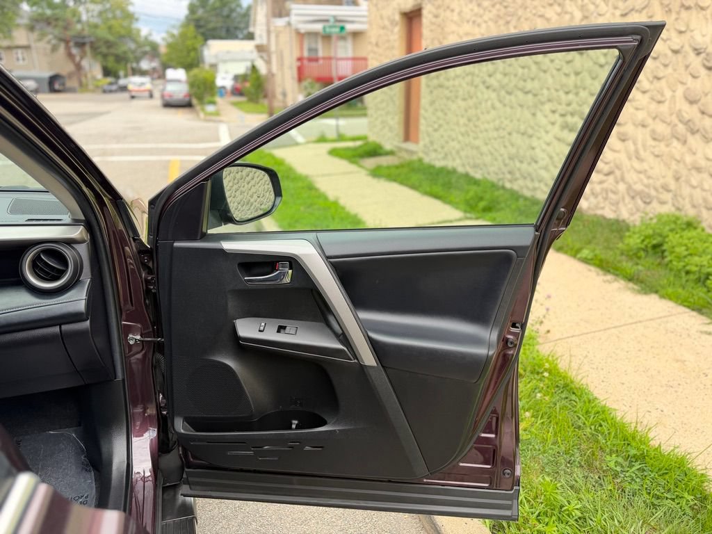 Used 2018 Toyota RAV4 XLE AWD/4WD image 22