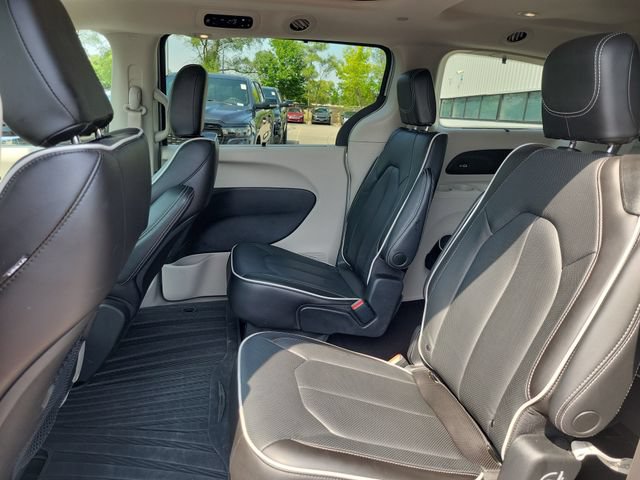 Used 2023 Chrysler Pacifica Limited w/ Trailer Tow Group AWD/4WD image 23