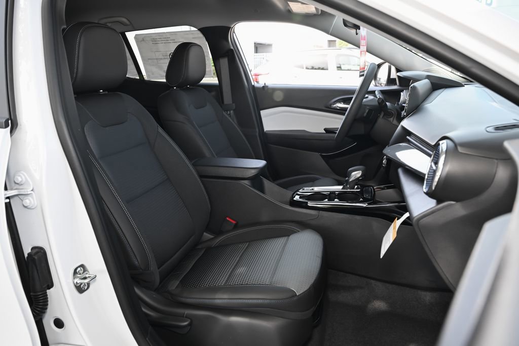 New 2026 Chevrolet Trax LT w/ LPO, Blackout Package FWD image 33