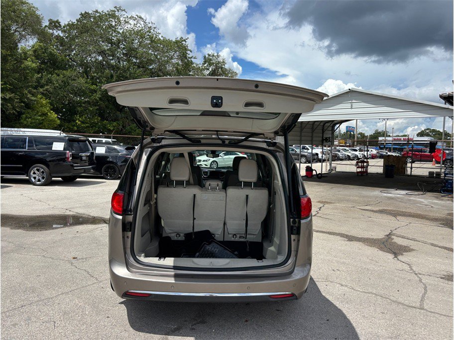 Used 2018 Chrysler Pacifica Touring-L FWD image 40