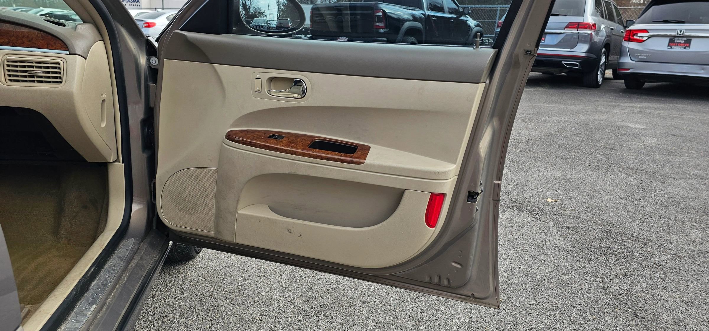 Used 2006 Buick LaCrosse CXL w/ Driver Confidence Package image 11