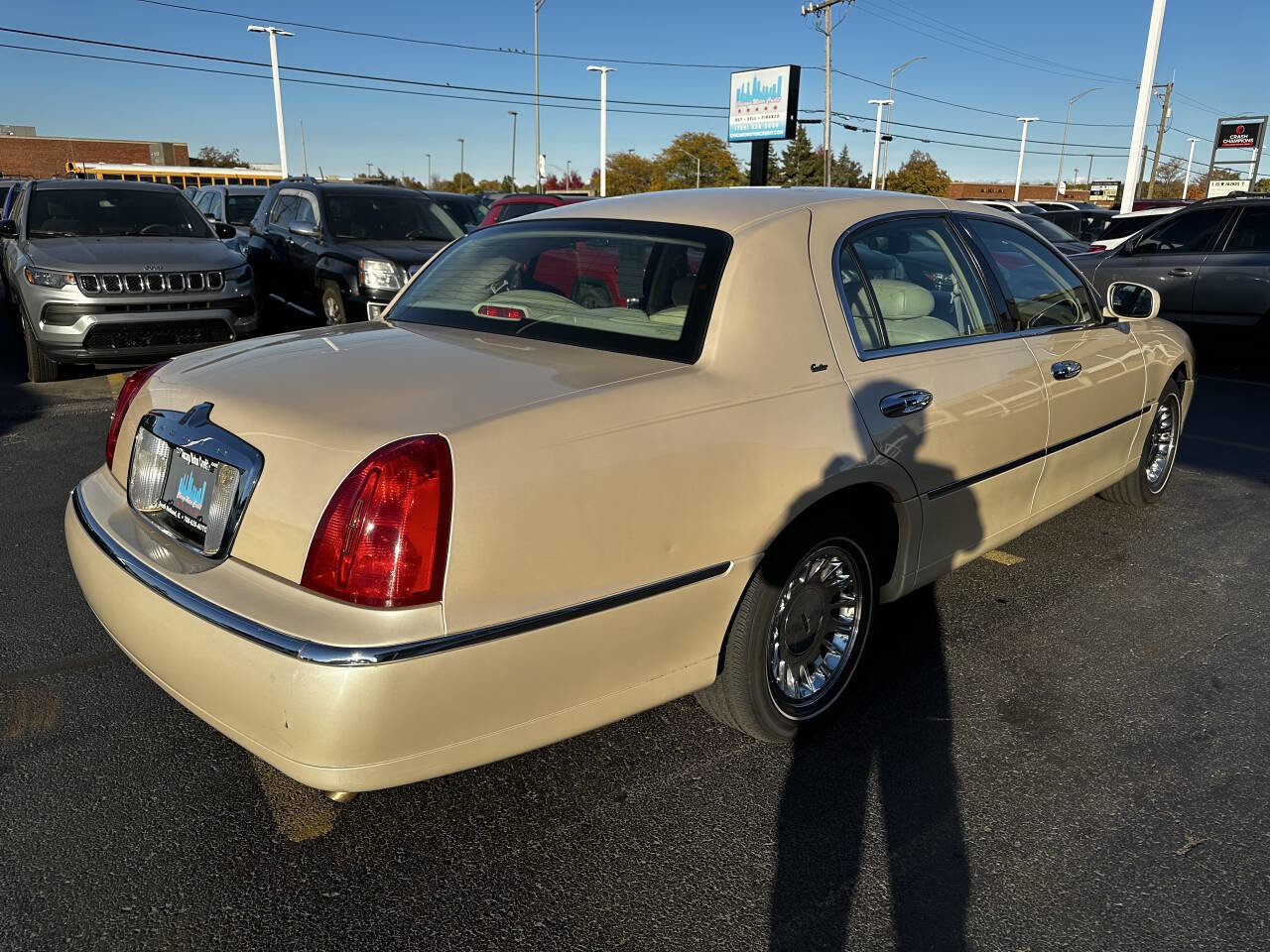 Used 2000 Lincoln Town Car Cartier image 12