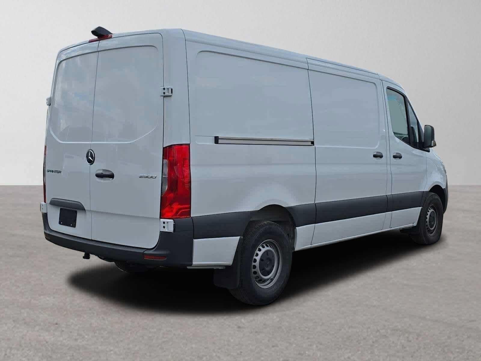 Used 2025 Mercedes-Benz Sprinter 2500 image 3