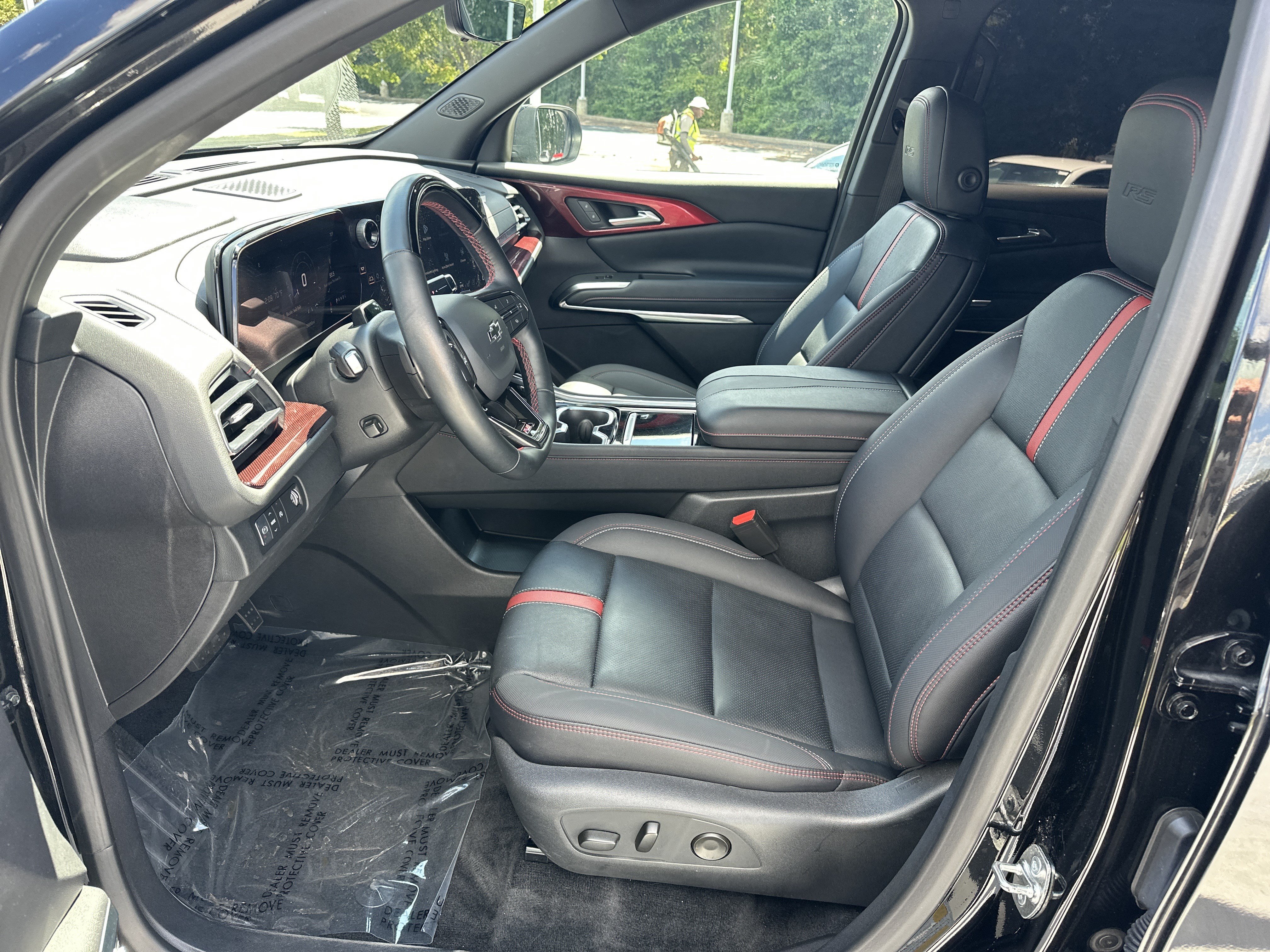 Used 2025 Chevrolet Traverse RS FWD image 16