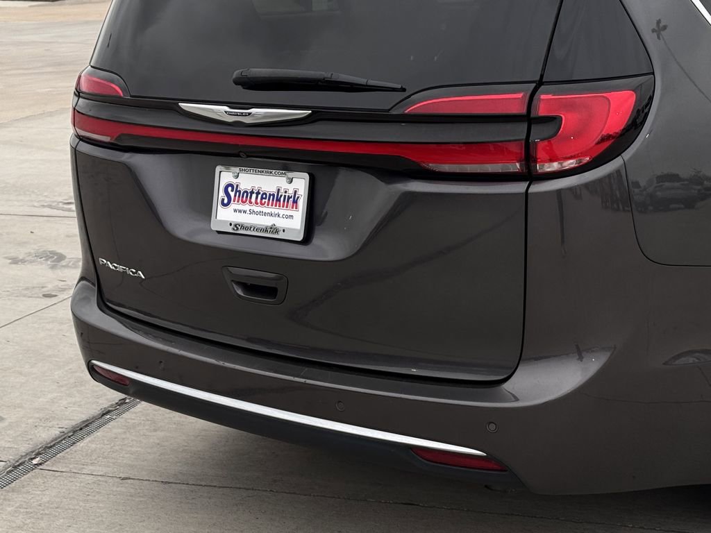 Used 2023 Chrysler Pacifica Touring-L image 6
