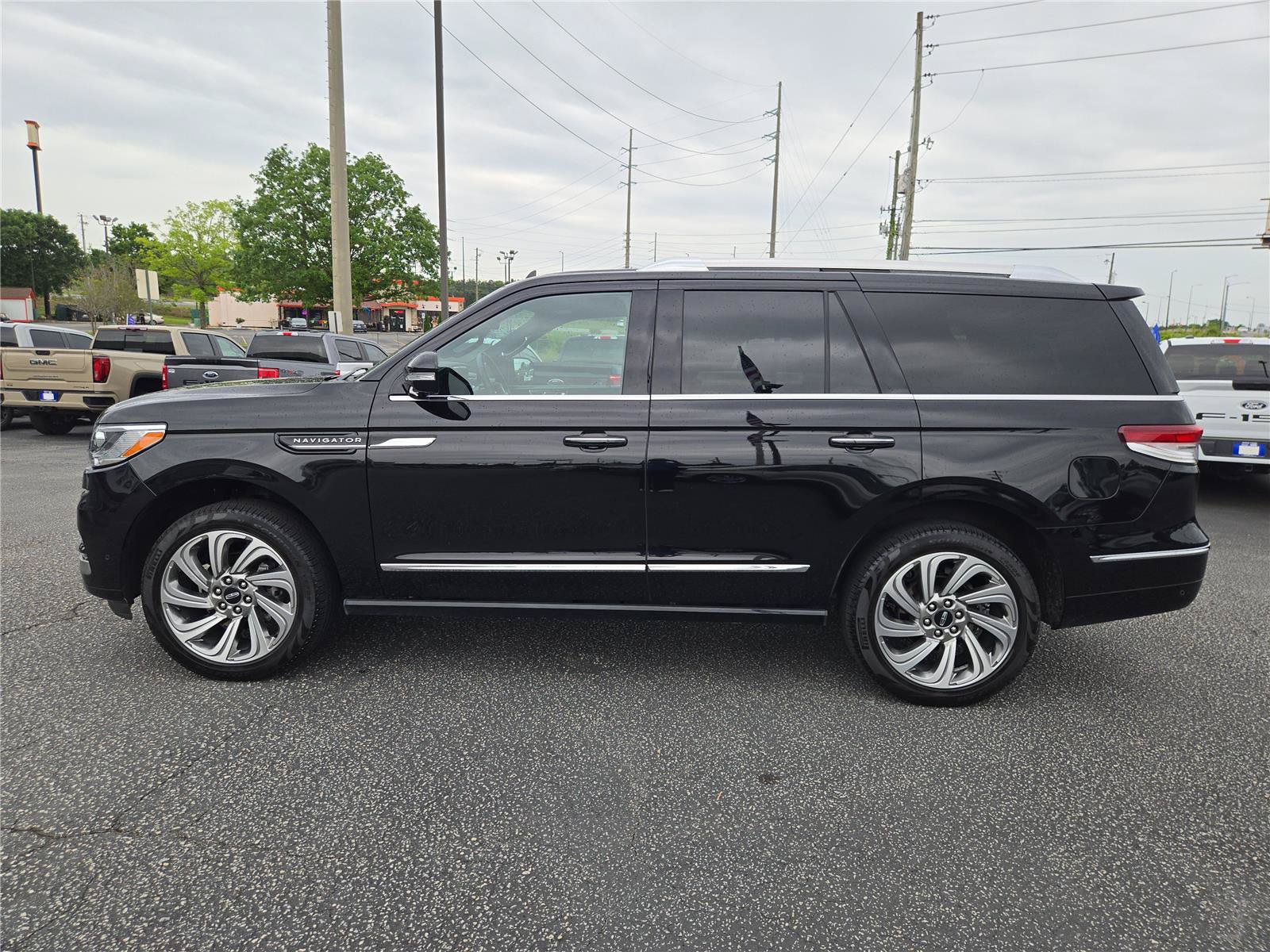 Used 2024 Lincoln Navigator Premiere AWD/4WD image 11