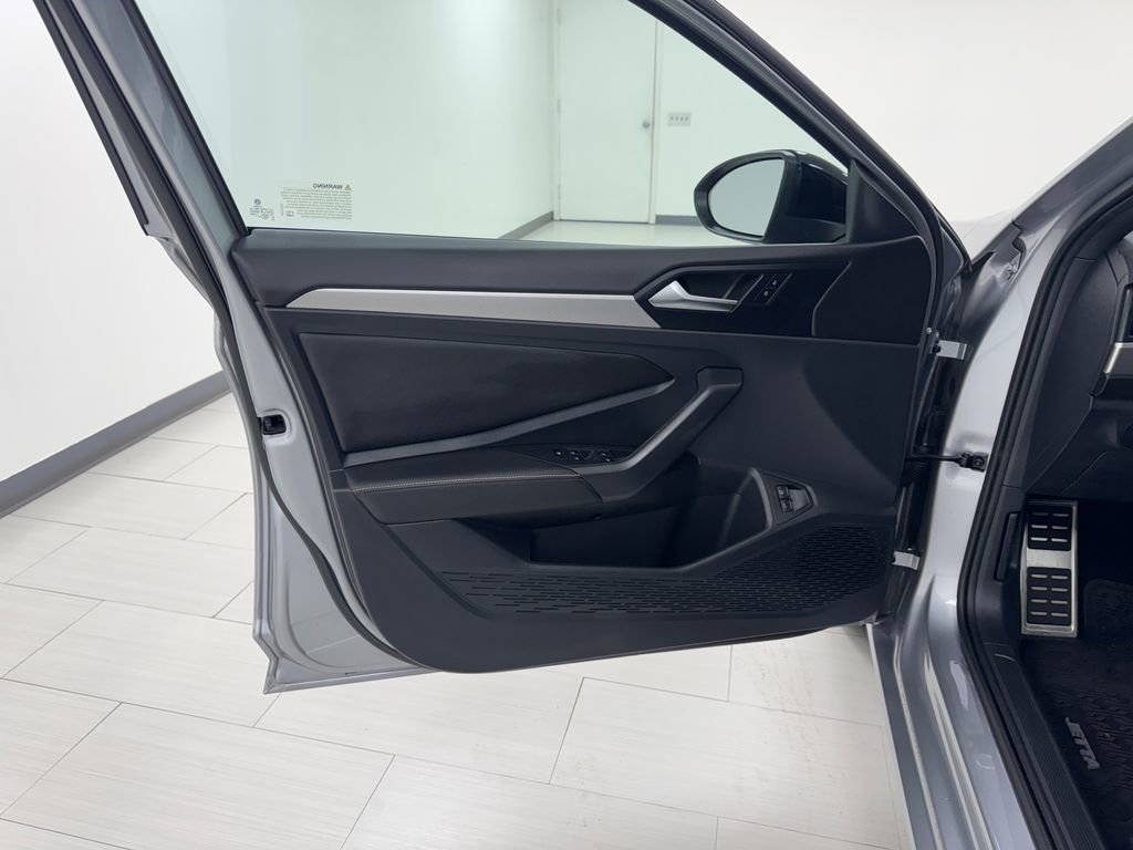 Used 2023 Volkswagen Jetta Sport image 9