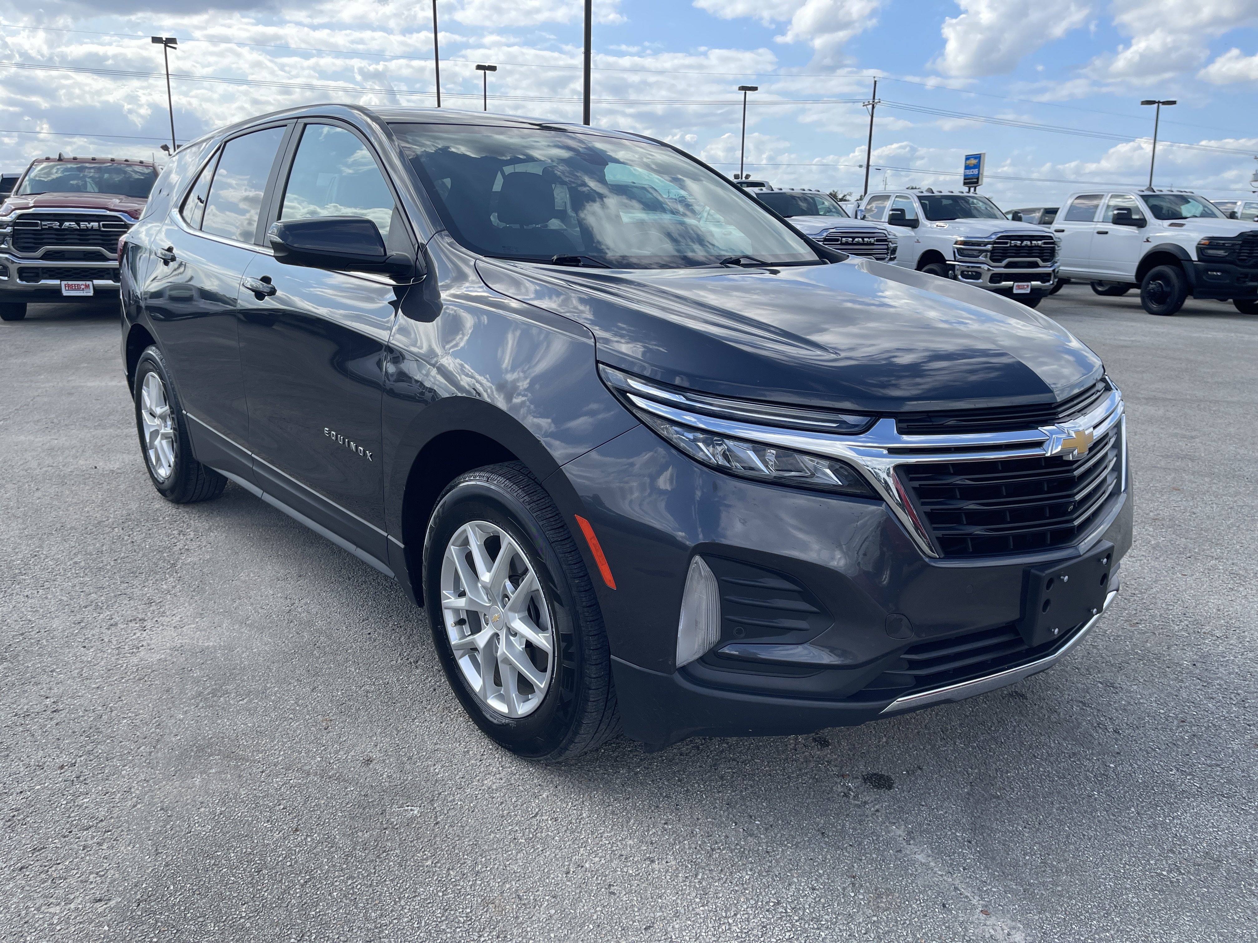 Used 2022 Chevrolet Equinox LT FWD image 2