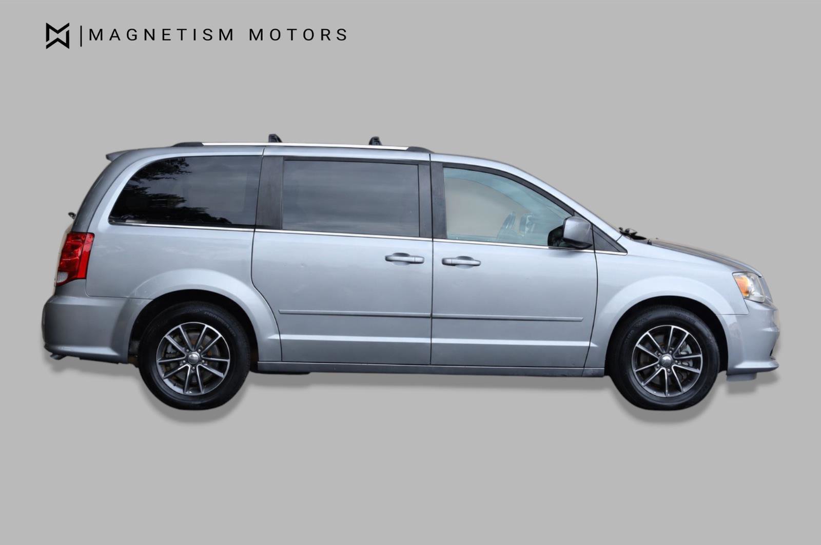 Used 2017 Dodge Grand Caravan SXT FWD image 2