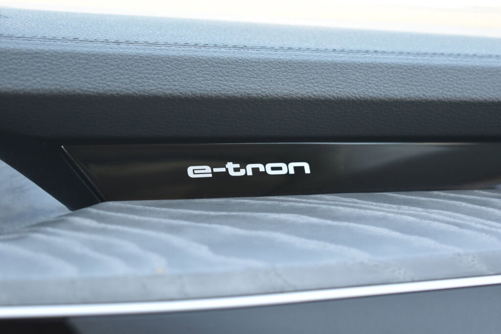 Used 2021 Audi e-tron Premium w/ Convenience Plus Package image 16