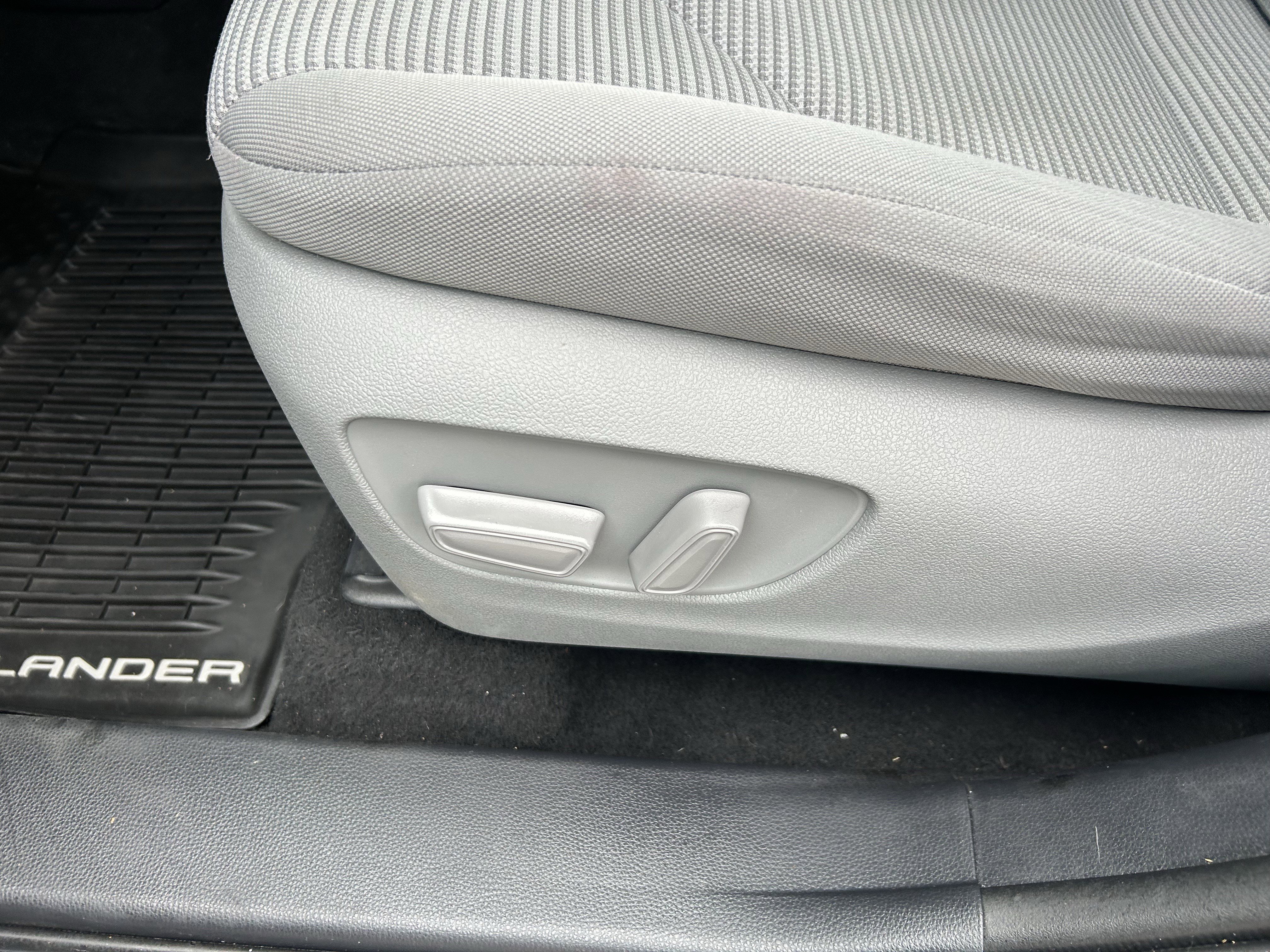 Used 2021 Toyota Highlander L image 21